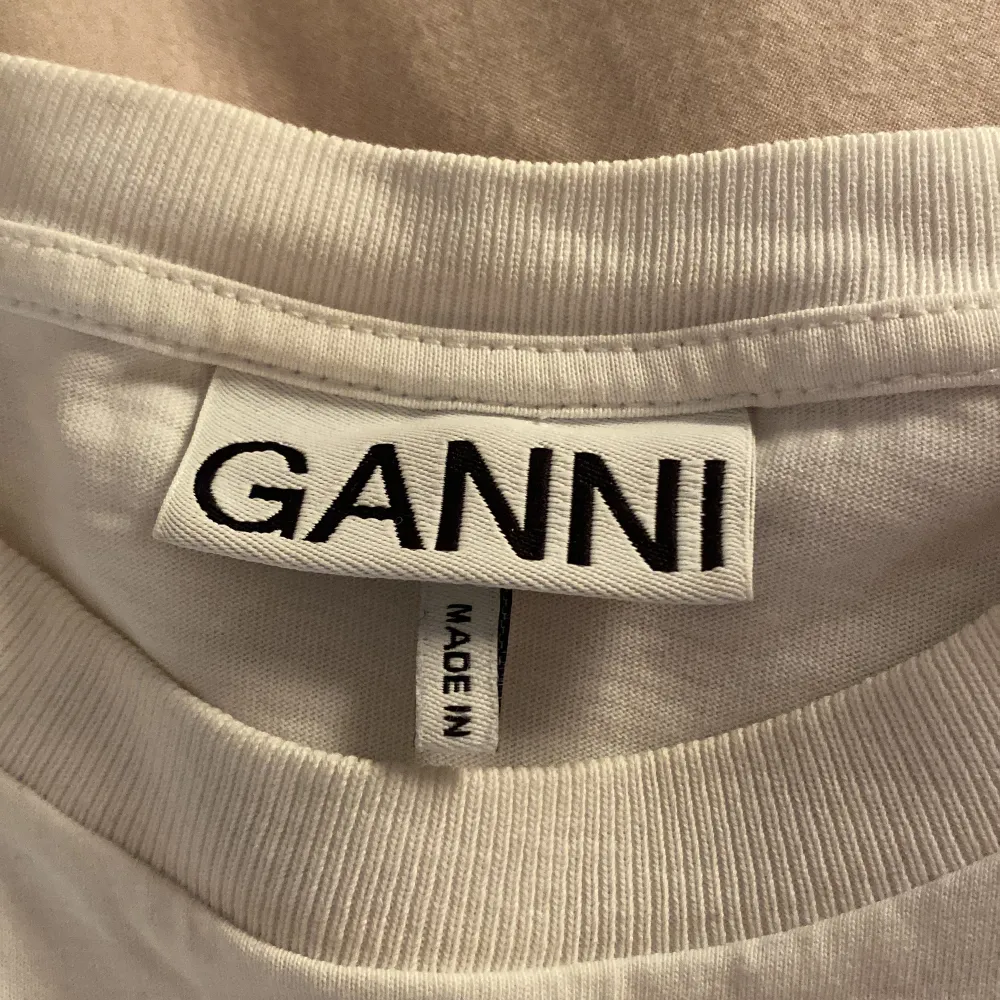 Säljer nu min fina Ganni T-Shirt som inte säljs längre. Använd ett fåtal gånger. Köpte för 850kr!🌟 I superfint skick👌🏾. T-shirts.