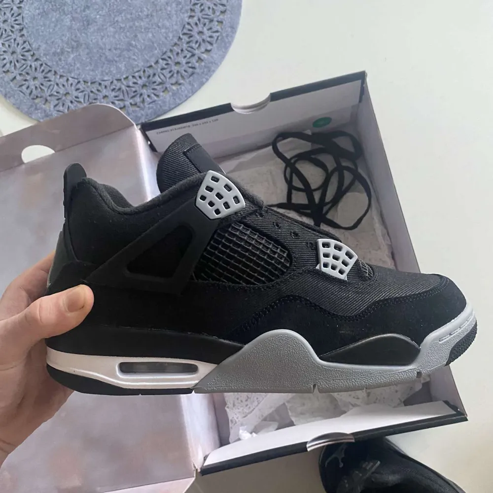 Säljer nu mina Jordan 4 canvas black, aldrig använda har bara testat dem. Helt nya . Skor.