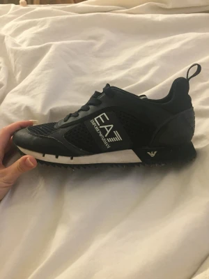 EA7 skor (Armani) - Nästan helt oanvända Armani skor i storlek 38/39, super fina och bekväma!