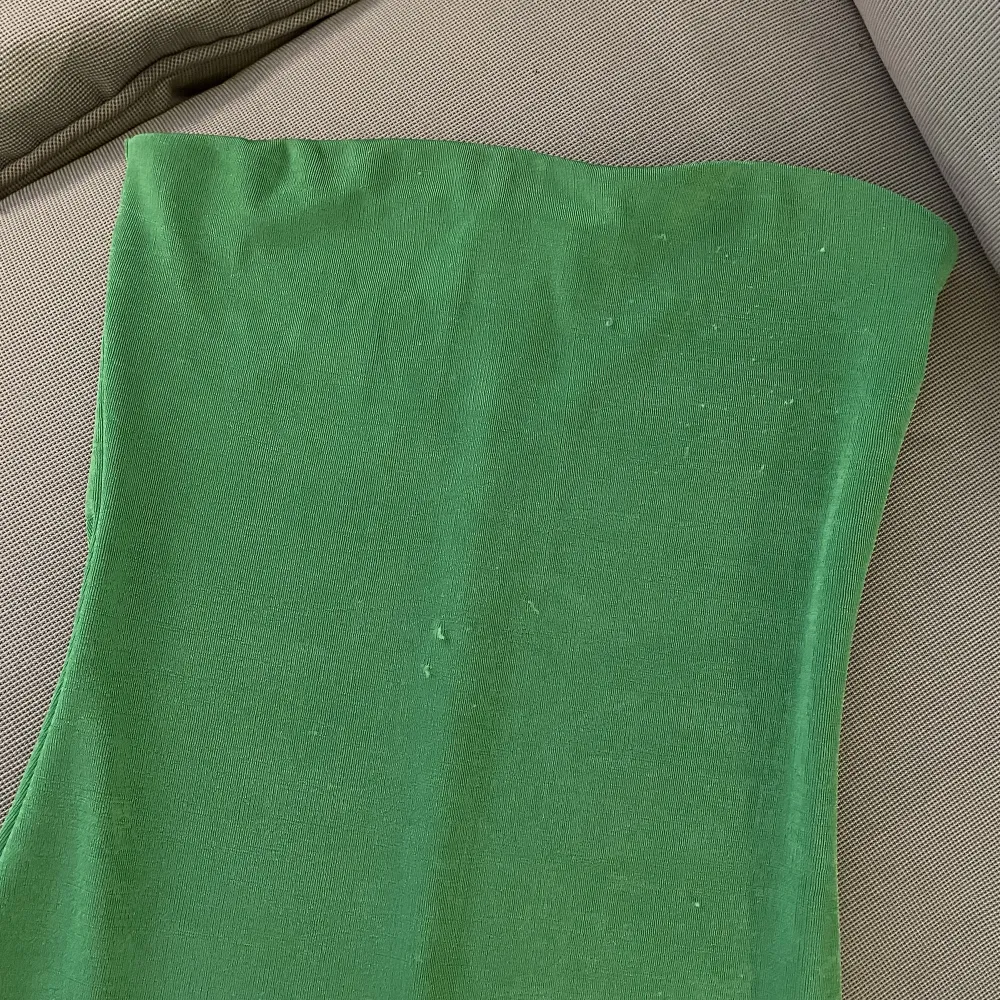 Grön/skimrande klänning från Gina tricot, endast använd under ett tillfälle men mitt armband råkade fasta i klänningen och därför har den nopprat upp sig lite grann.  Nypris 399kr  Mitt pris 150kr (+ eventuell frakt)  Kan även mötas upp i Göteborg :). Klänningar.