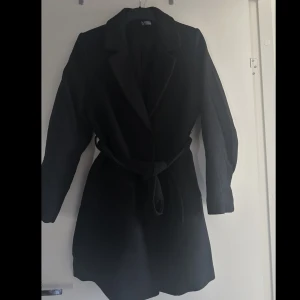 Kappa  - Svart kappa, använd ett par gånger. Inget fel på den. St M 