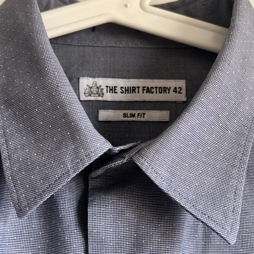 Skjorta i perfekt skick från the shirt factory:) Nyrpis ca 1000kr! Säljer för 250kr men du får gärna buda ett annat pris om du vill:). Skjortor.
