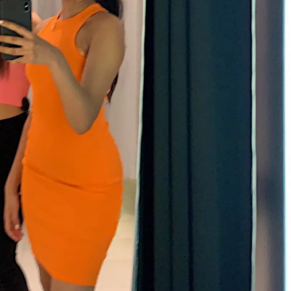 Säljer denna klänningen då jag redan ha så mycket orangea kläder i garderoben. Klänningen är köpt på New Yorker. Materialet är stretchigt🧡. Klänningar.