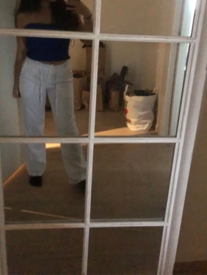 Vita linnebyxor  - Jättefina linnebyxor från design by si. Dom är i xs och väldigt korta i benen. Jag är 153 och dom passar bra på mig. Säljer dom på grund av att dom inte kom till användning. Inga defekter och knappt använda. Original pris 550kr💕