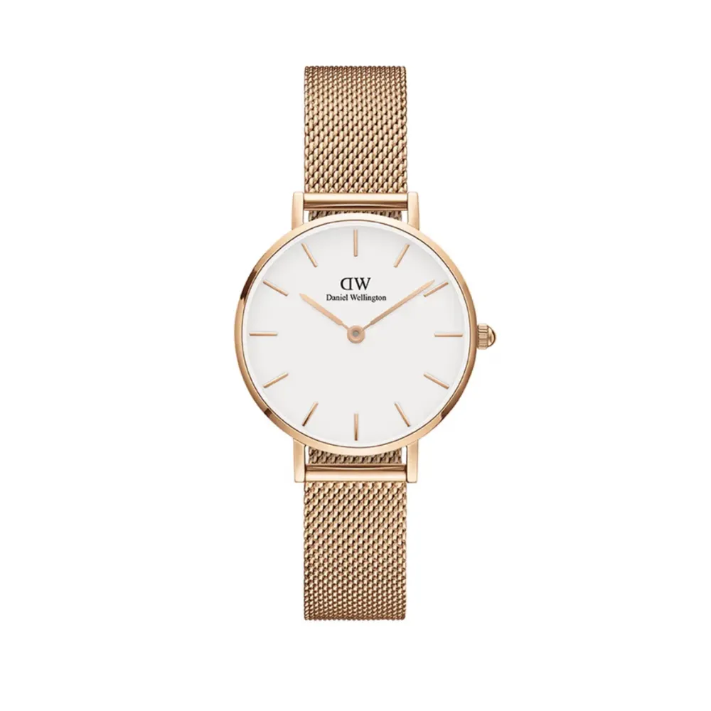 Säljer min Daniel Wellington rosegold. Använd nån månad men i super skick! Allt funkar som den ska, har batteri för 2 år. Säljer för att jag har en ny klocka. Orginalpris: 1299kr.. Accessoarer.