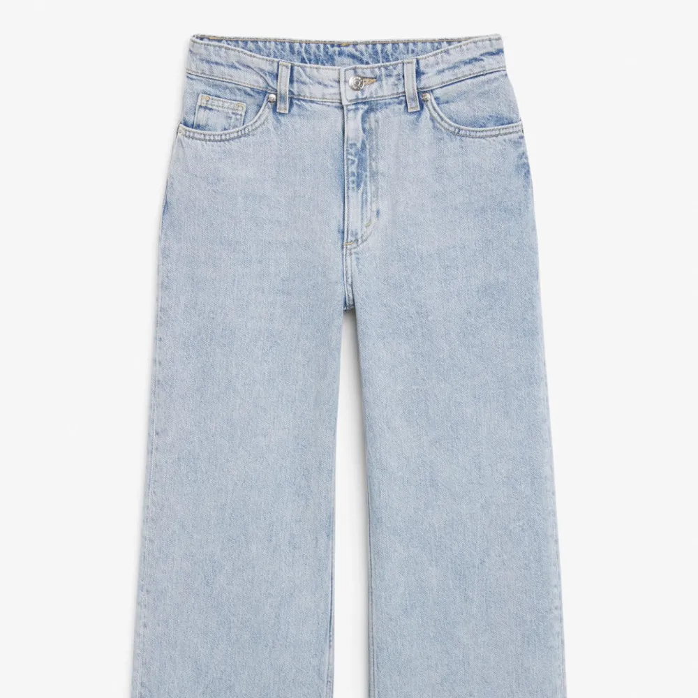Ljusblå Yoko jeans från monki i nyskick, storlek 30. Jeansen är köpta för 400kr och säljs för 49kr. Priset kan diskuteras och köparen står för frakten💞🙌🏽. Jeans & Byxor.