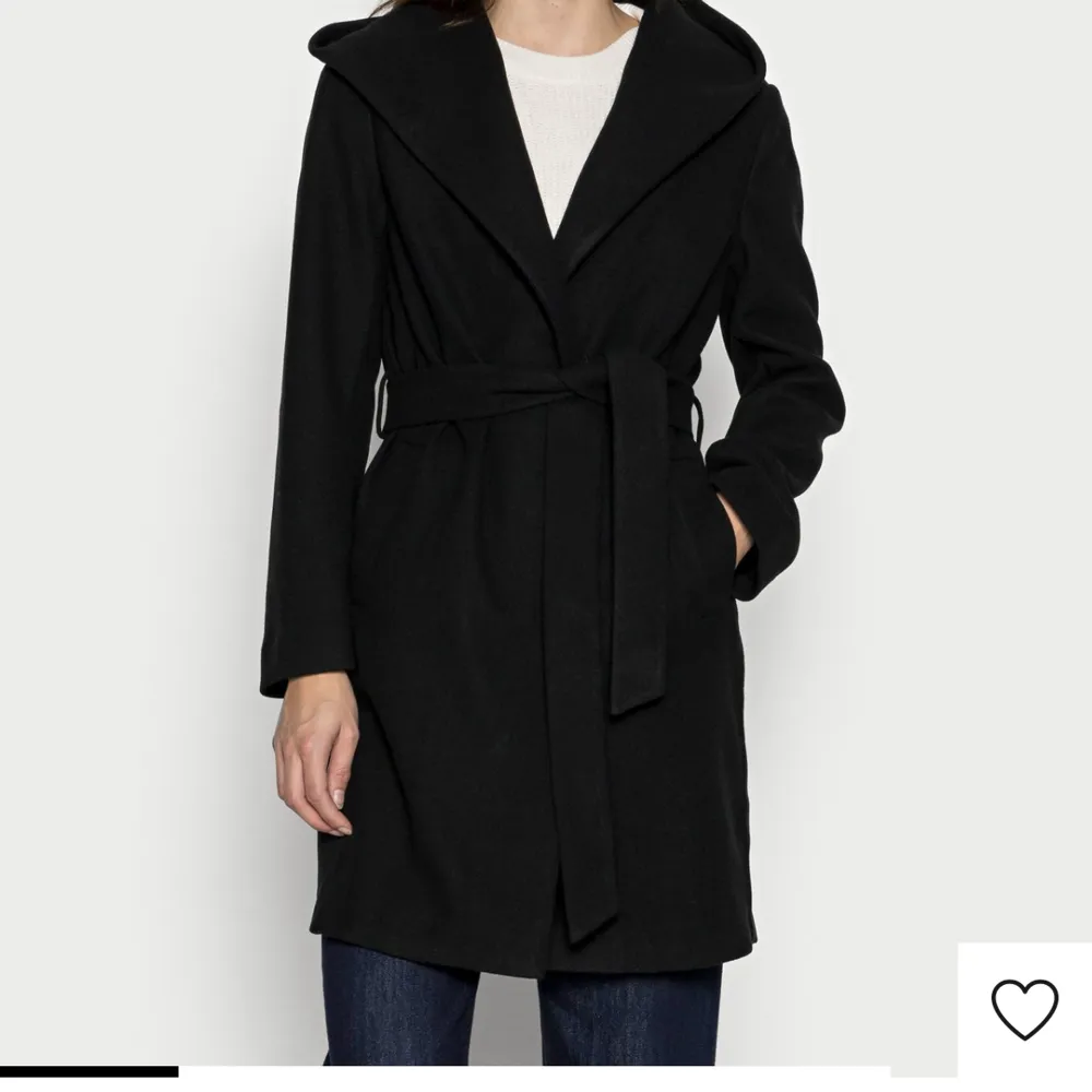 En jätte fin kappa från Marks & Spencer, använt fåtal gånger! Köpt för 700 kr på Zalando 💕. Jackor.