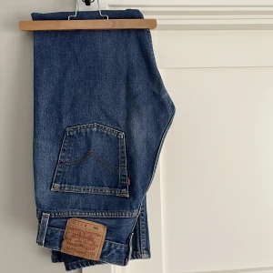 Levis 501 - Klassiska Levis 501. Väldigt fint skick, säljer då de inte passar längre 🌞Storlek: W:30 L:32
