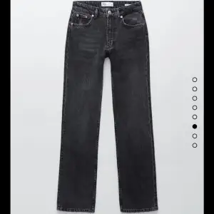 Ett par svarta jeans ifrån zara som är low waist. Knappt använda och säljer pga att dom inte kommer till användning. Säljer även likadana i ljusblå i samma storlek och modell.💕💕