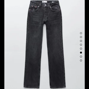 Zara straight jeans  - Ett par svarta jeans ifrån zara som är low waist. Knappt använda och säljer pga att dom inte kommer till användning. Säljer även likadana i ljusblå i samma storlek och modell.💕💕