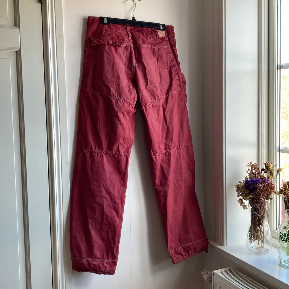 Urtvättade röda byxor med snygg  vintage stuk. Jeans & Byxor.