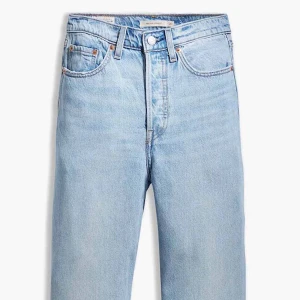 Levi’s Ribcage - Använda men hela och jävligt sköna jeans. Mina absoluta favoriter som gått o blivit för små. Sista bilden är samma modell men annan färg, fler bilder på passform finns i min profil under gammal inlägg (mörkare blå versionen). Jag är 160cm för referens