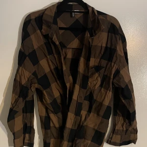 Brun skjorta - En snygg mörk brun, oversized skjorta ifrån hm i bra skick