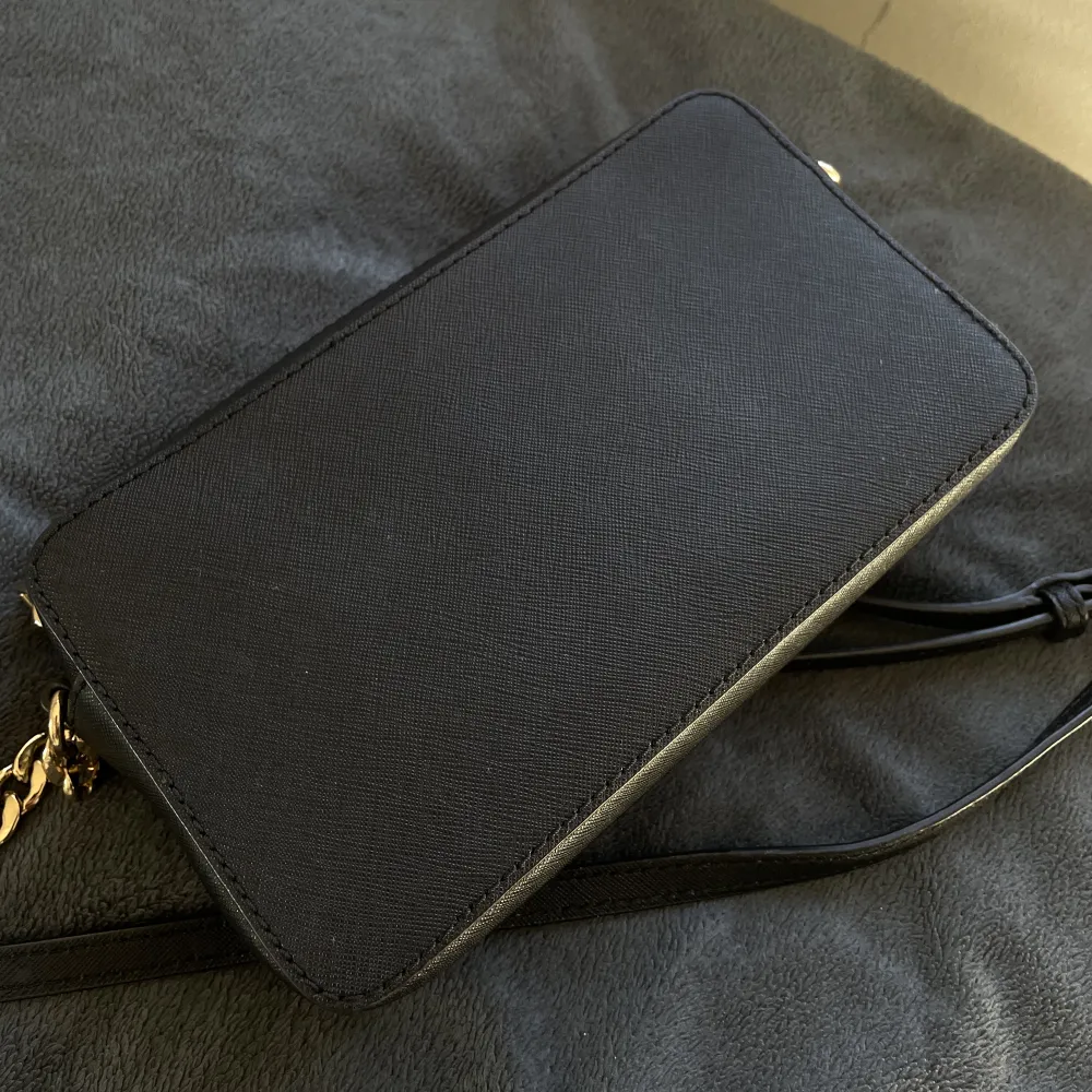 säljer min Michael kors Jet set crossbody. Nypris 1595kr. Guld detaljer med axelrem. I väldigt bra skick. Skickar gärna fler bilder på insidan och utsidan. 700kr + frakt. Accessoarer.