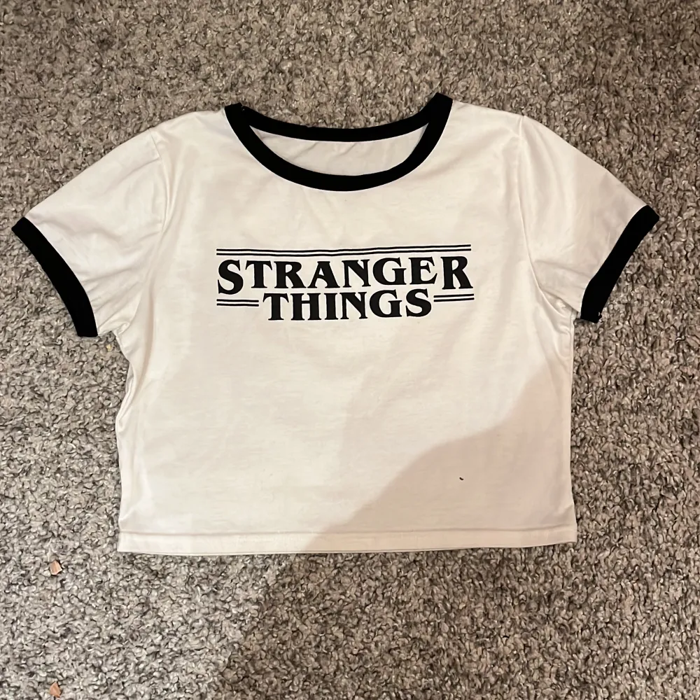 Vit magtröja med stranger things tryck. T-shirts.