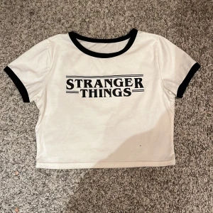 Vit T-shirt med tryck stranger things - Vit magtröja med stranger things tryck