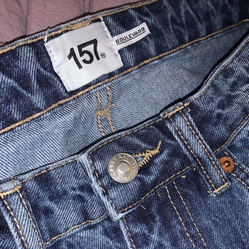 Jag säljer de här fina jeansen som är i storlek M då de är lite för små för mig. De har använts ett par gånger men är fortfarande i jättebra skick. 💙💙De är hög midjade och vida, och är dessutom väldigt sköna. 💖✨Köparen står för frakt.✨. Jeans & Byxor.