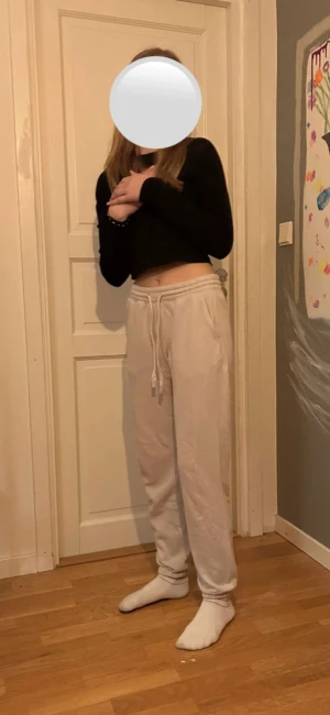 Mjukisbyxor  - Ett bra beige grå mjukisbyxor från från hm dom in inte använda många gånger köparen står för frakten 