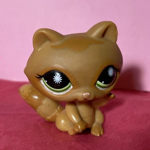 Littlest Pet Shop Raccoon #953 - Äkta och i mycket bra skick, skriv gärna för fler bilder! kolla gärna mina andra annonser då jag kan skicka dom i samma paket, frakten kan öka från 15kr till 30kr om det överstiger 100gram vid samfrakt