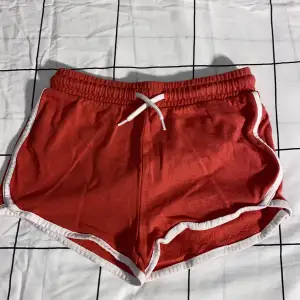  jätte fina röda mjukis shorts. Säljes på grund av att de är för små❤️
