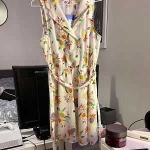 Klänning  - En klänning i stolek S. Den är i super bra skick inga fläckar osv, kan mötas i Östersund annars står ni för frakten 💕