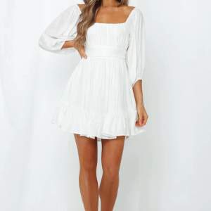 Sjukt fint vit klänning perfekt till studenten. Aldrig använd pga att jah tillsist valde att använda en annan klänning till studenten. Ryggen är hur fin som helst❤️