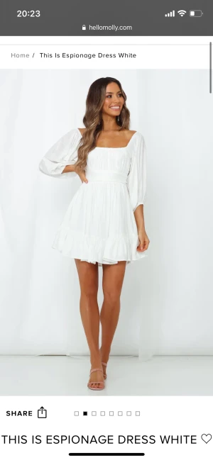 Vitklänning - Sjukt fint vit klänning perfekt till studenten. Aldrig använd pga att jah tillsist valde att använda en annan klänning till studenten. Ryggen är hur fin som helst❤️