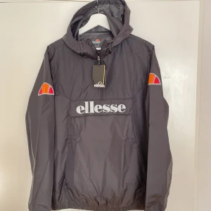 Ellesse anorak  - Ellesse. Tunn anorak. Mycket lätt samt vattenavvisande. Regular fit. Storlek m, oanvänd.