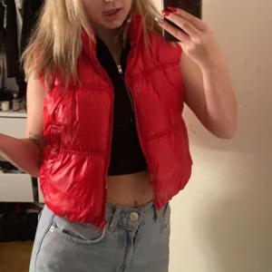 Väst  - Säljer nu denna fina röda västen. Aldrig använd! 