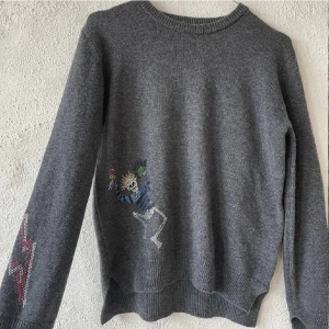 Zadig tröja - Säljer nu min snygga zadigtröja eftersom den inte används lika mycket längre💗säljer endast vid bra pris! Den är i barnstorlek men motsvarar ca xs-s💞öppen för byten