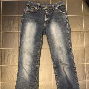 Snygga jeans från Marlboro Classons regular fit (typ bootcut) lite slitna vid ena foten inget som märks (se bild 3) Strloek 29. Midjemått 72 inerbenslängd ca 75