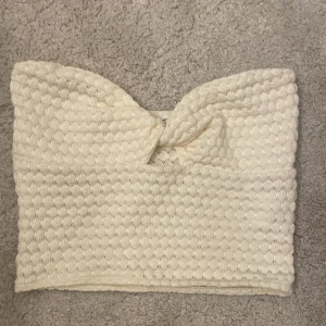 Crochet top - Super söt beige/vit topp från pull&bear aldrig använd 💛 super fin till sommaren, pris går att diskutera!
