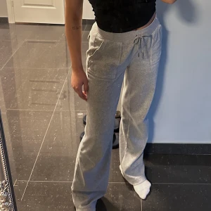 Juicy Byxa ! SÄNKT PRIS ! - Jag säljer mina absoluta favorit mjukisbyxor från Juicy Couture Super fint skick (Fint & Välskött använt skick) Eget bud? Tveka inte att skicka! Du som köpare står för frakt, Mellan 60-70kr med Postnord, skicka hem (ALLTID SPÅRBAR FRAKT)