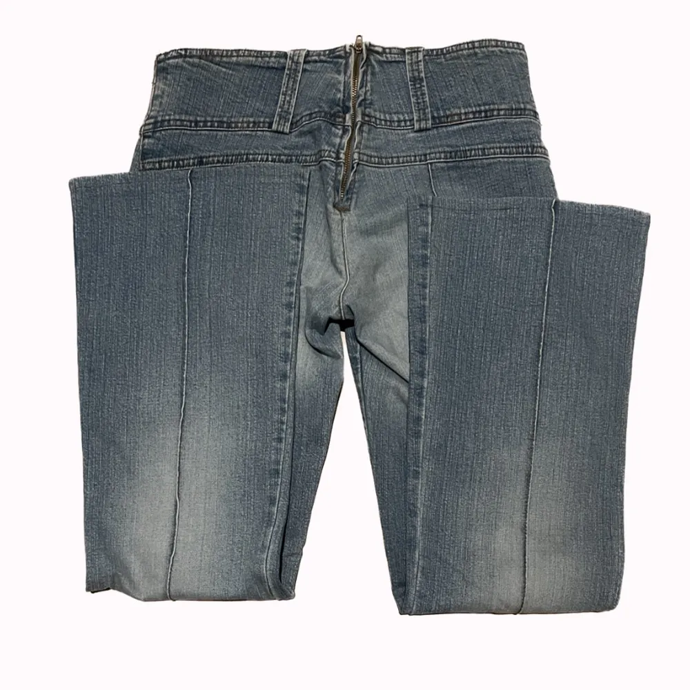Säljer ascoola Y2K lågmidjade bootcut jeans med dragkedja (utan fickor)! mm: 35cm rakt över. PS: kolla igenom mitt konto ni kommer hitta många y2k och vintage plagg! passar nog någon som är 160!. Jeans & Byxor.