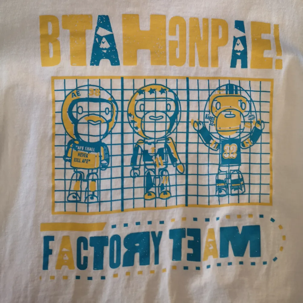 Bape vit factory team tshirt i XL, passar som L  . T-shirts.
