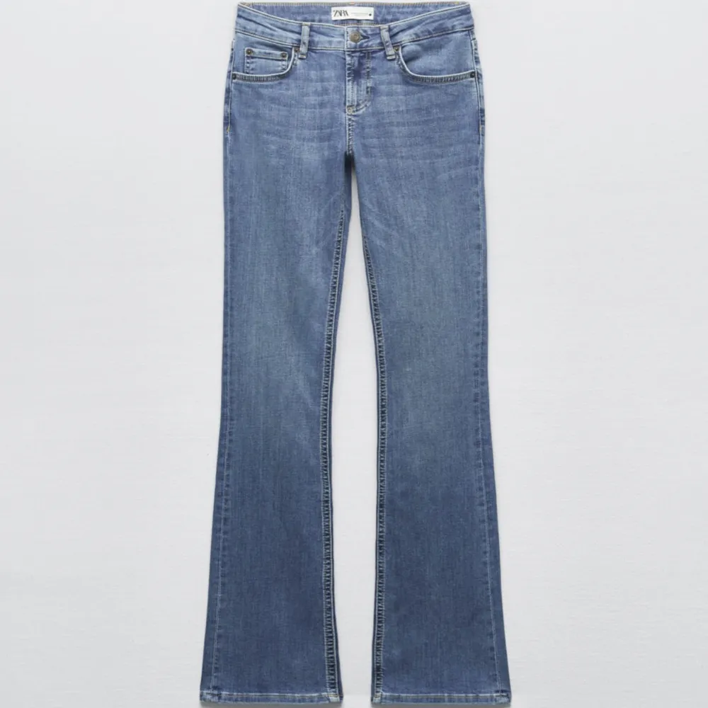 Säljer de populära zara Low Waist jeansen i färgen beach blue. Endast använda en gång  Stl 40 men passar en 38 också . Jeans & Byxor.