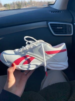 Reebok sneakers - Vita reeboks med rosa ränder. Nyskick i stl 38❤️