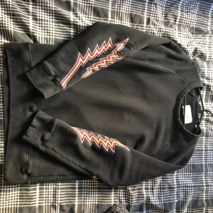 Our Legacy embroidered sweater ”black snake flame” - Köpt för 1500, använts en del men är i väldigt gott skick. Storlek 50, jag är 174cm den passar som en large / liten xl 