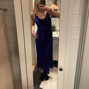 Satinklänning! - Säljer en super fin lång marinblå satinklänning!!💕 Aldrig använd då jag insåg att jag inte har någon användning för den. Passar mig perfekt som är ca 175cm💕 Tryck inte på köp nu utan skriv till mig istället