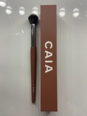 Sminkborste - Aldrig använd helt ny nose countor borste från caia men går även att använda till andra grejer i ansiktet, ”nose countor brush 1” heter den på hemsidan ❤️ skriv vid frågor