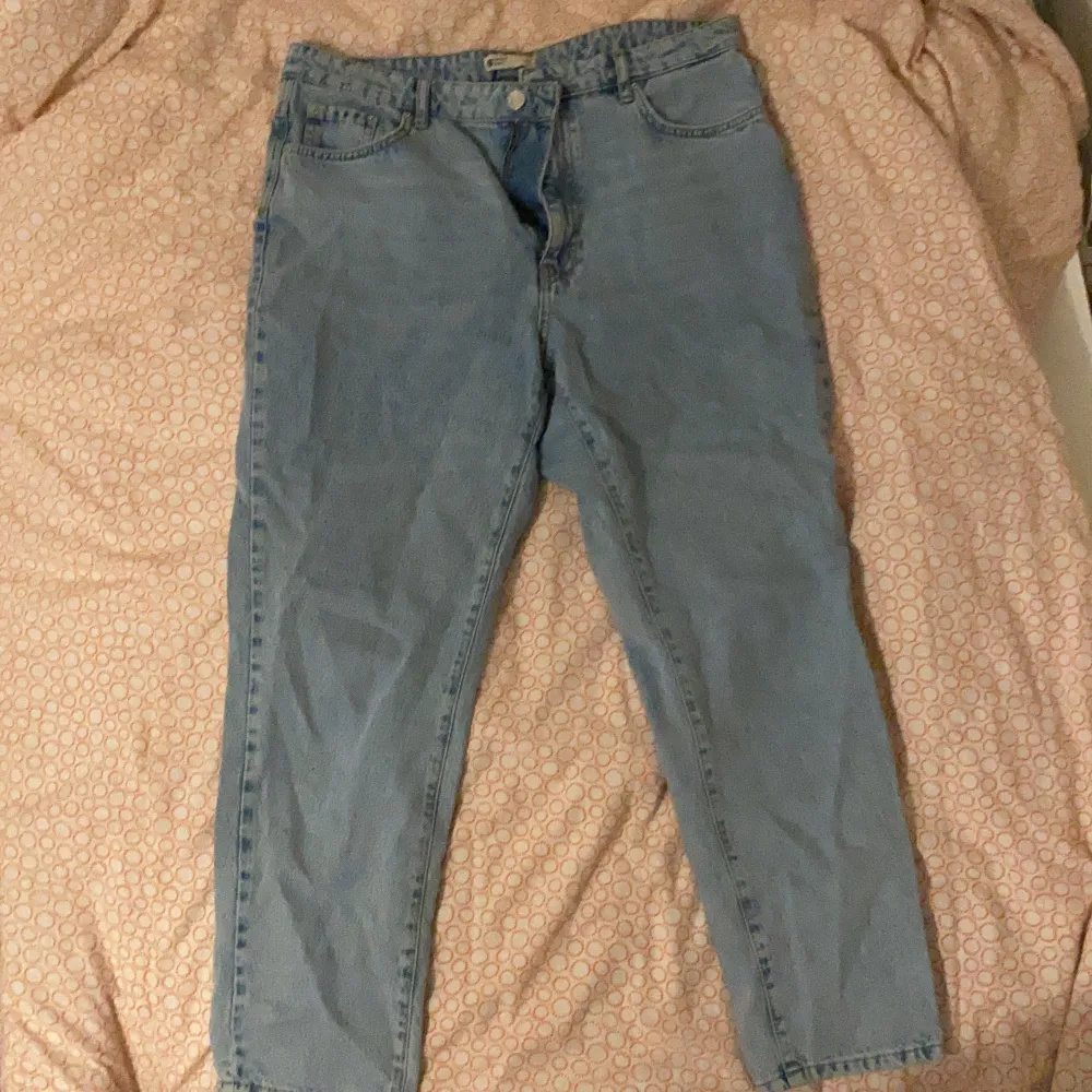 Fina baggy ljusblåa jeans från Gina Gricot i bra skick. De säljs då de inte längre används då storleken inte passar. Originalpris: 500 kr. Jeans & Byxor.