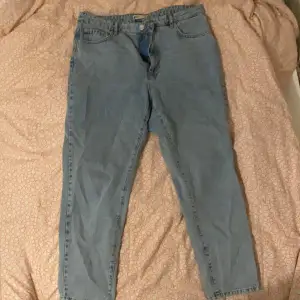 Fina baggy ljusblåa jeans från Gina Gricot i bra skick. De säljs då de inte längre används då storleken inte passar. Originalpris: 500 kr