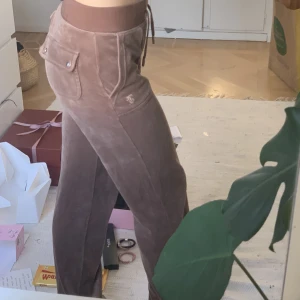 Intressekoll Juicy byxor  - Intressekoll på mina bruna juicybyxor!! Storlek XS i bra skick!!!🤎🤎 kan även gärna byta mot en annan färg i xs eller xxs 