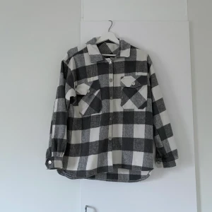 Jacka - Rutig tunnare jacka i storlek small, använd få gånger så fint skick.