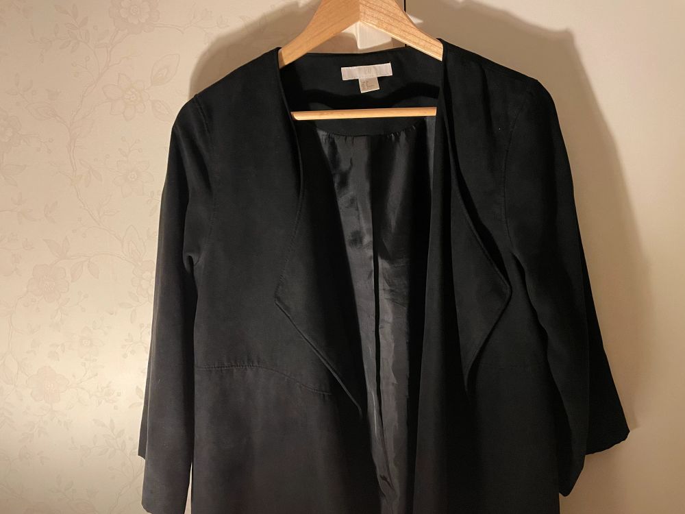 Snygg tunn kappa/trenchcoat i mockaimitation från H&M. Strl 36, sparsamt använd. . Jackor.