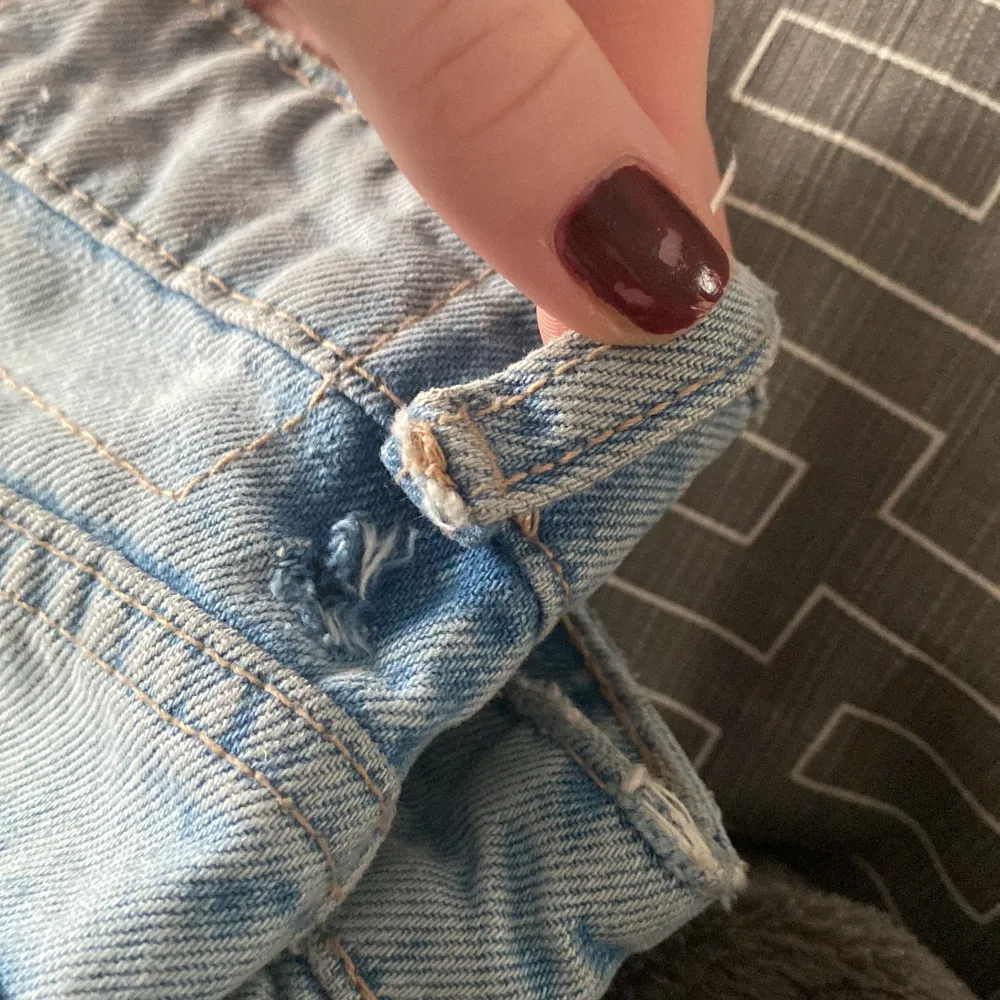  Säljer dessa jättefina ljusblåa jeansen från zara. Dem är i jättefint skick förutom en liten defekt som syns på bild 2. Det syns däremot inte när man har på sig byxorna. Pris kan diskuteras . Jeans & Byxor.