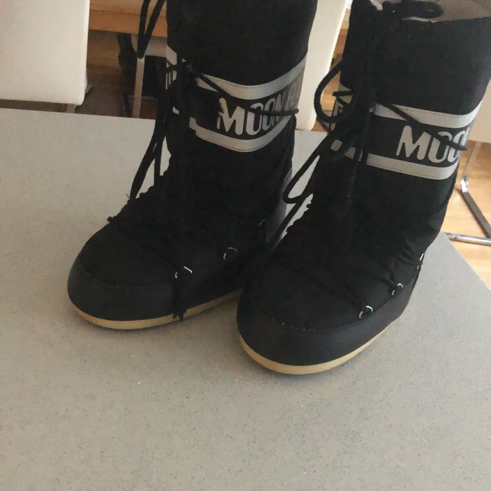 Säljer min Moon boots använda varje dag i ungefär 2 månader men är i bra skick . Skor.