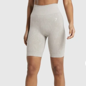 Gymshark shorts - Shorts från gymshark i storlek M (passar även small)🦋 detaljer med gymsharks logga och scrunch i bak. Slutsålda på hemsidan (nypris 499kr) Hör av er vid funderingar eller intresse💕 spårbar frakt på 29kr tillkommer via direktköp via Plick (annars 51kr)