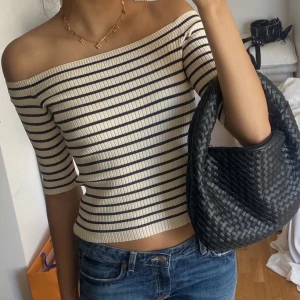 Stickad topp - Randig stickad topp från Zara som int säljs längre. Använd en gång så toppen ser ut som ny!