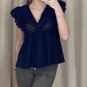 Mango topp - Fin topp från mango som inte kommer till användning. Går att knäppa på olika sätt (de första 2 bilderna är lånade från tidigare säljare) 